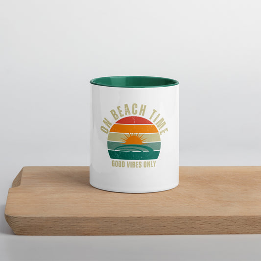 Taza de café Beach Time with Good Vibes Only con color verde en el interior